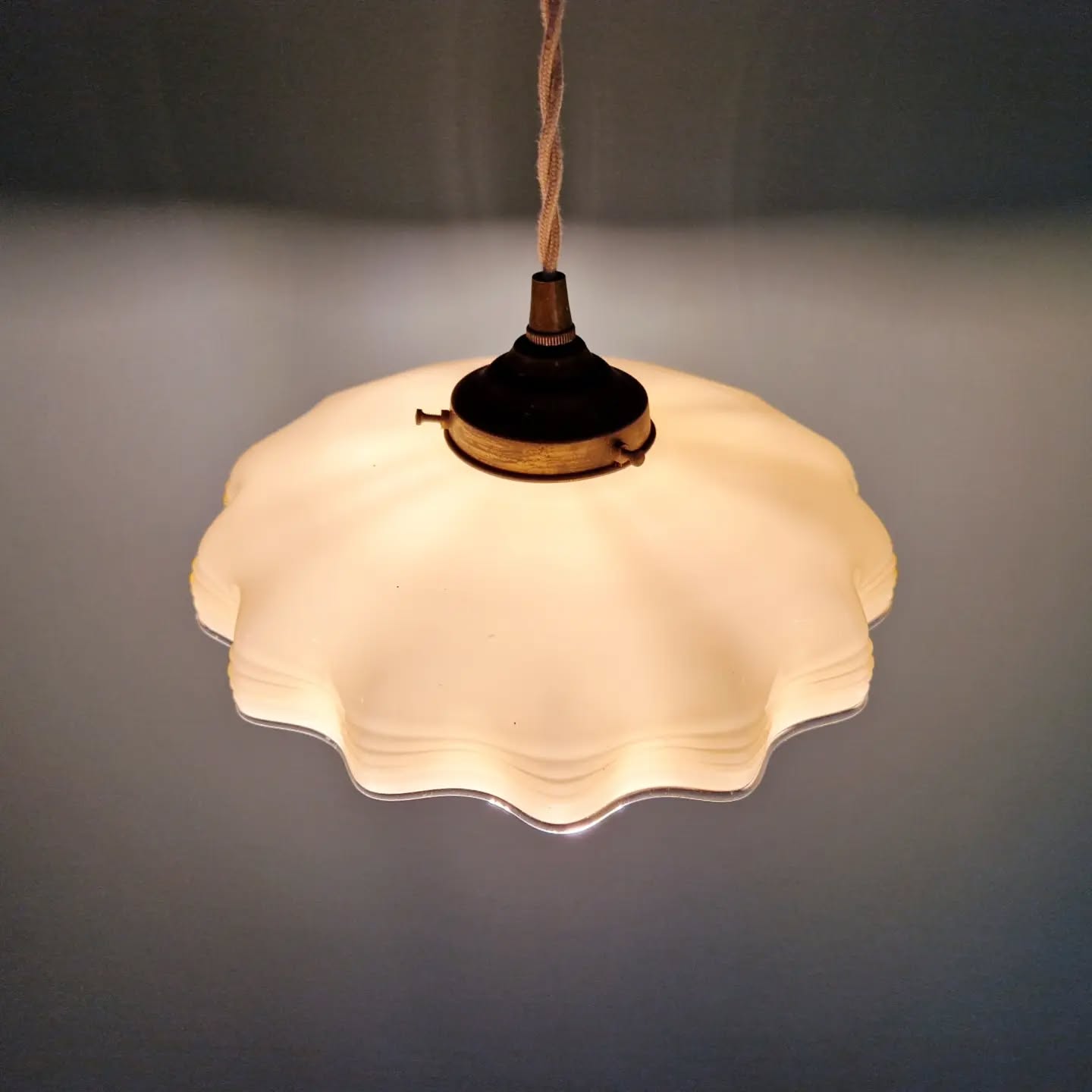 Art Deco suspension in yellow opaline with ouraline, 1920-30.