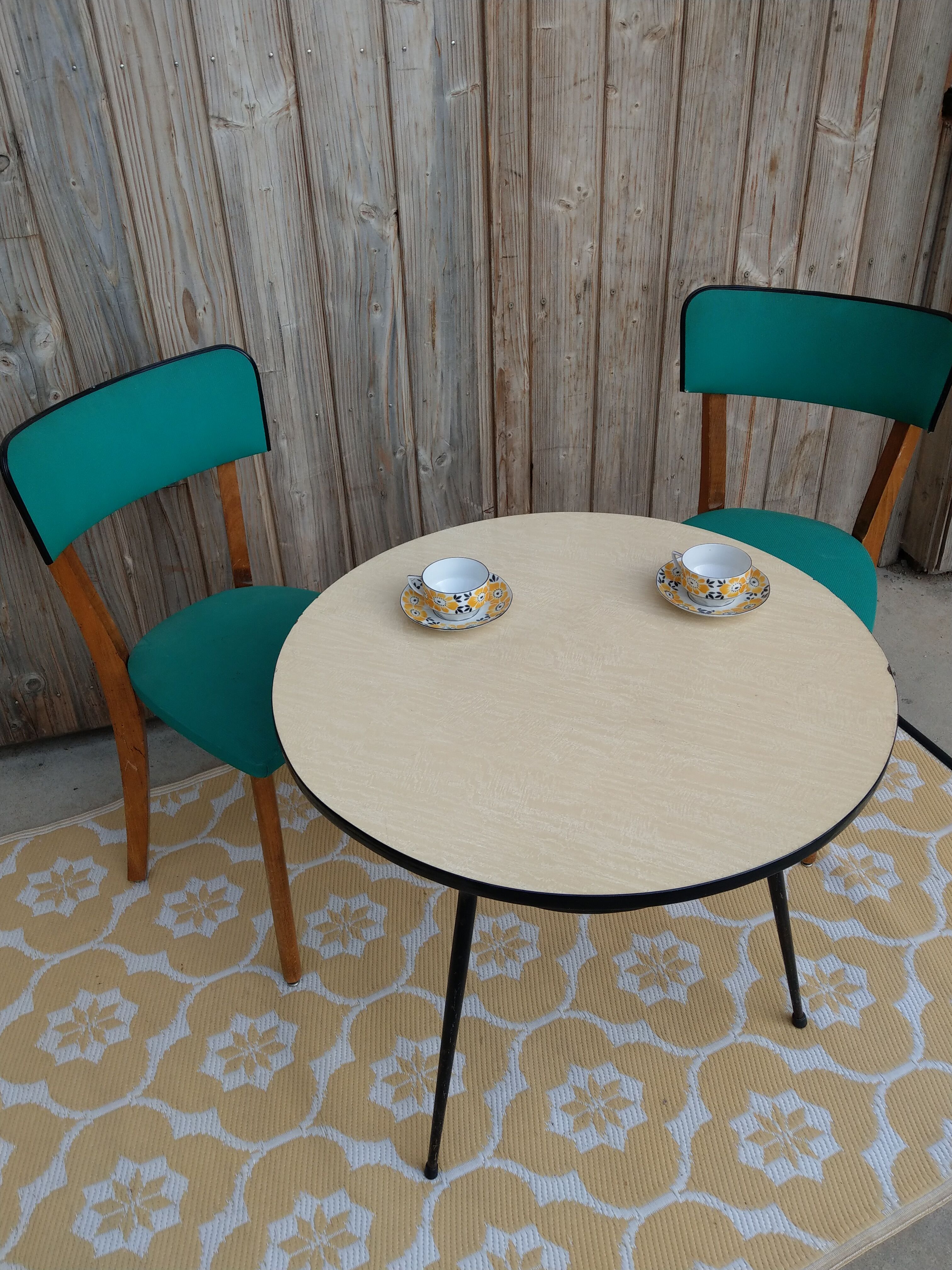 Round coffee table