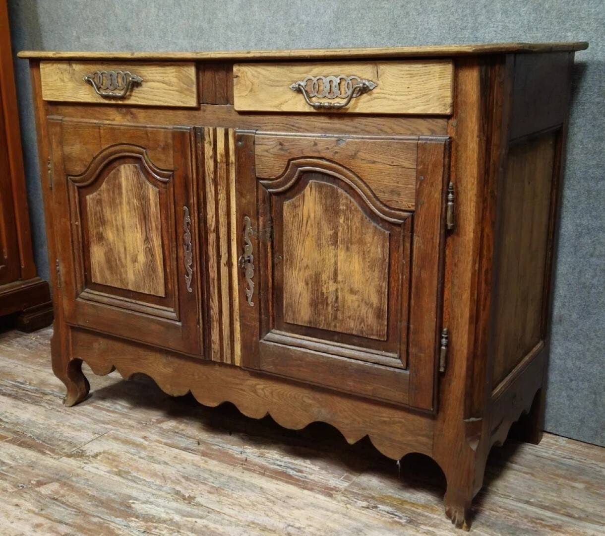 Buffet - very Louis XV style in solid oak from the 18th century.