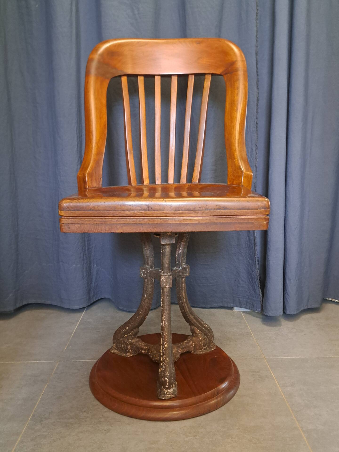 Swivel American chair in walnut and cast iron