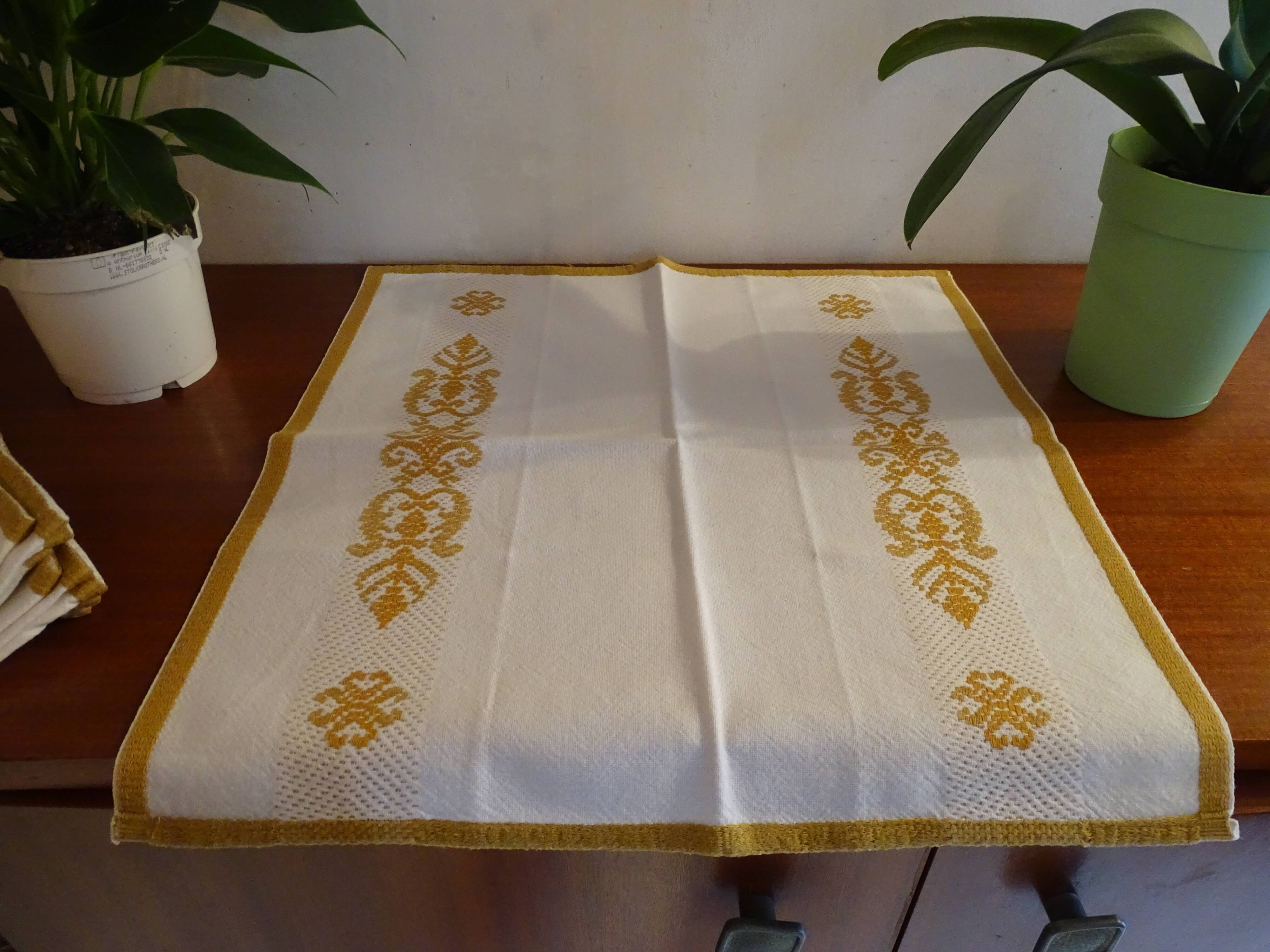 6 serviettes de table brodées blanches et camel 47 x 45
