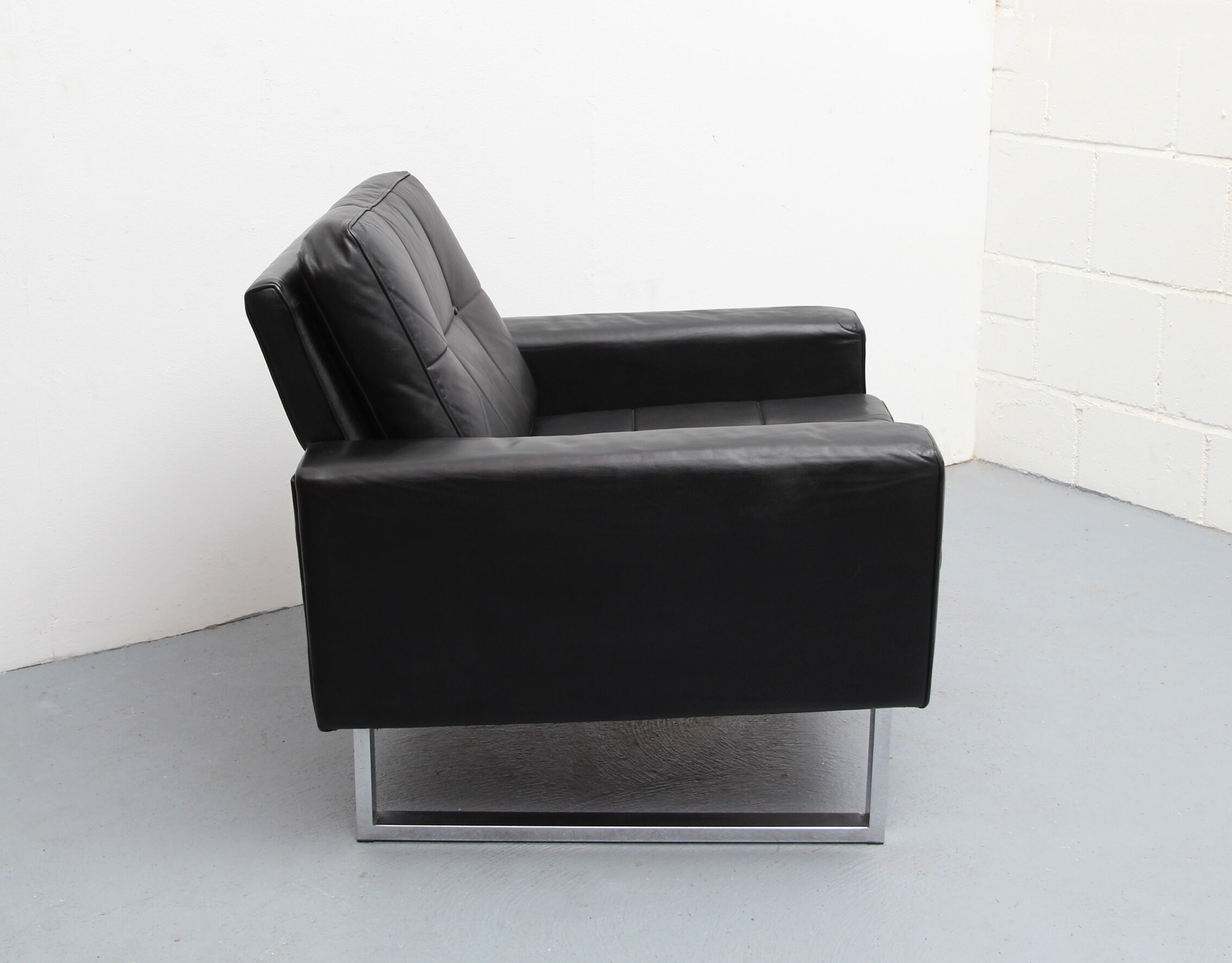 Fauteuil en cuir des années 1970 avec pieds chromés