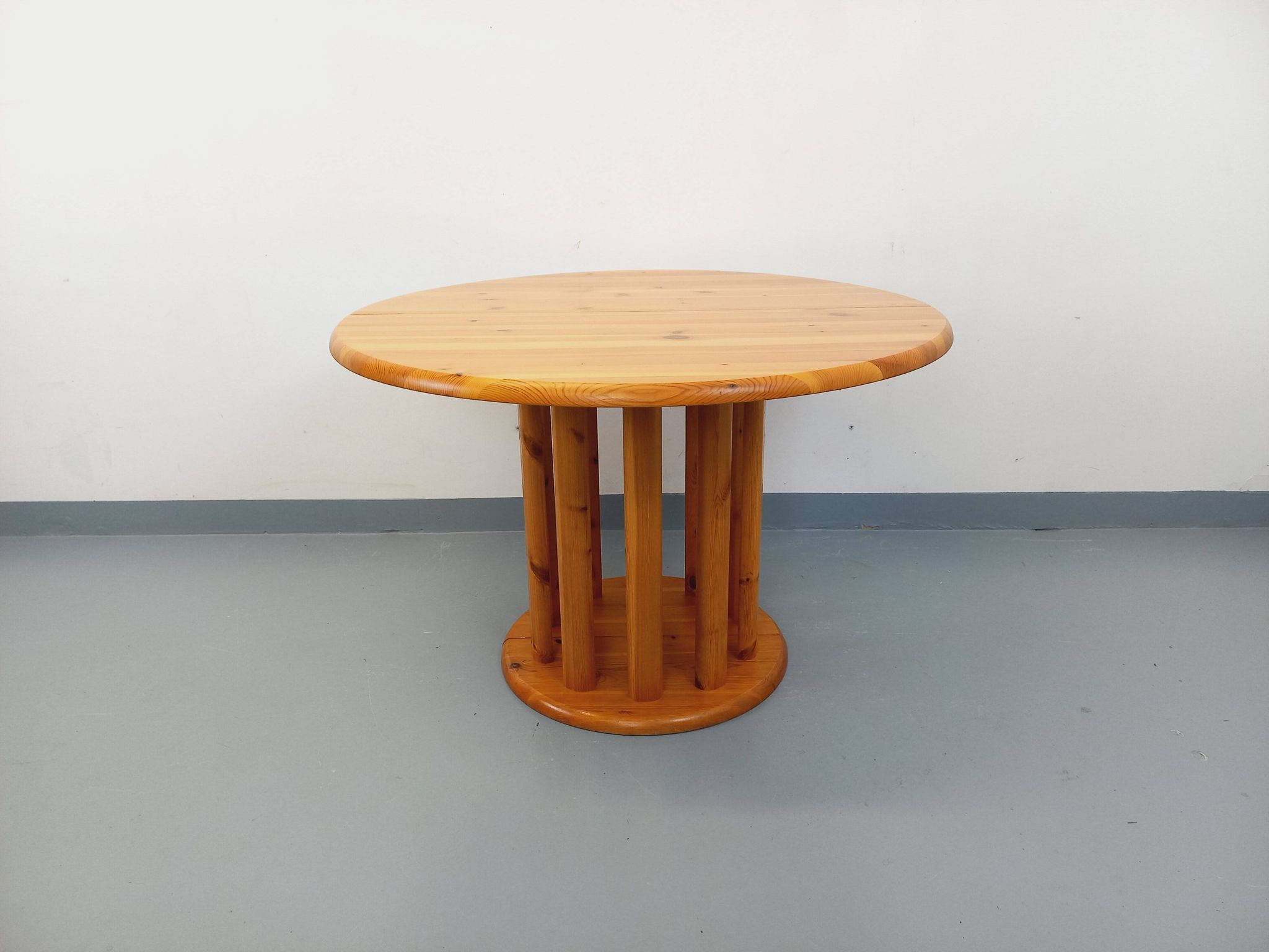 Table à manger ronde scandinave vintage style Rainer Daumiller en pin
