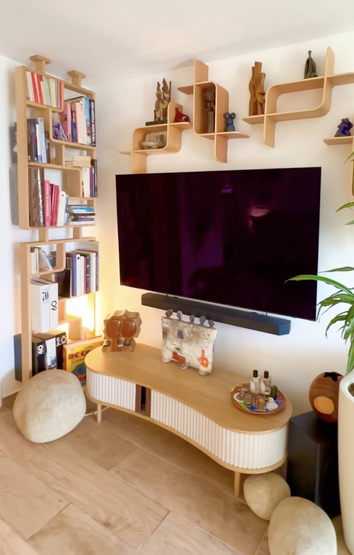 Two screens, partition walls, curved beech wood shelves.
