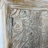 Armoire ancienne en bois blanc