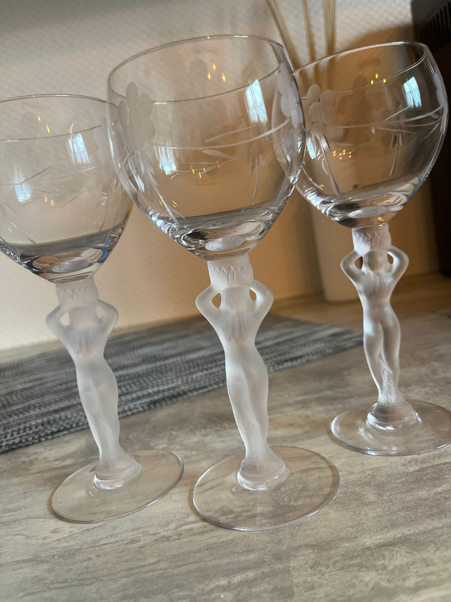 Service de 12 verres à pied sculptural féminin
