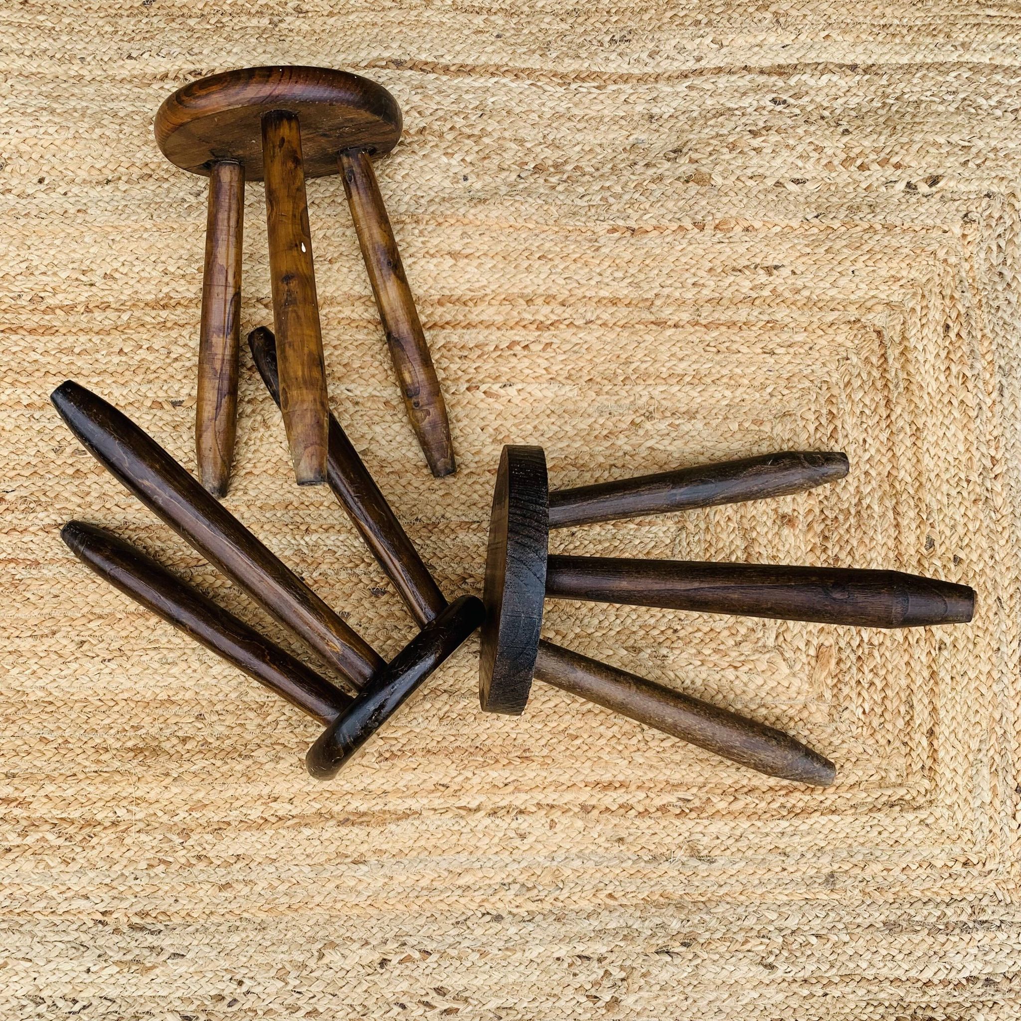 Suite de 3 tabourets tripode dépareillés