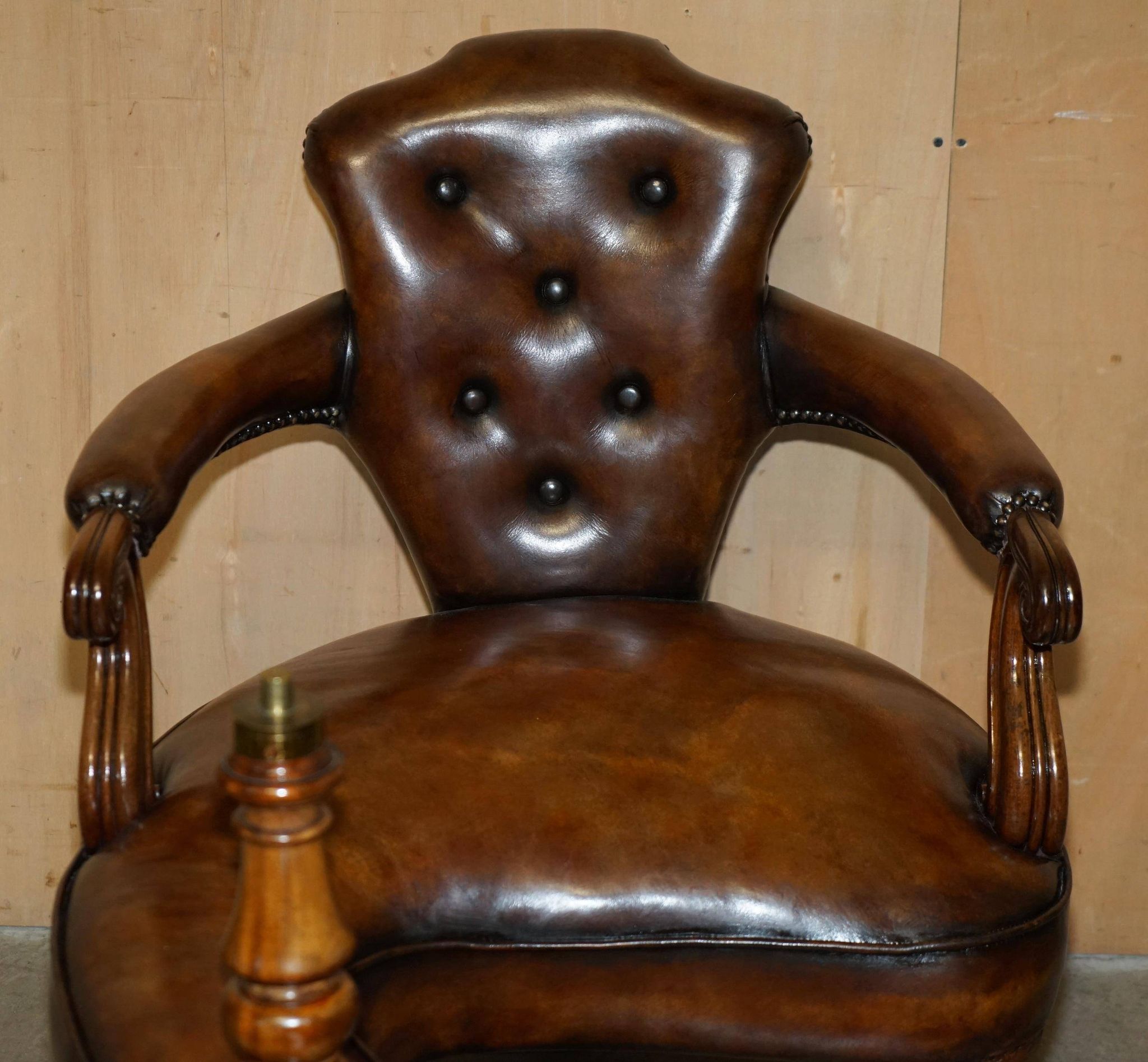 High Victorian leather tête-à-tête canapé with a walnut burr chessboard.