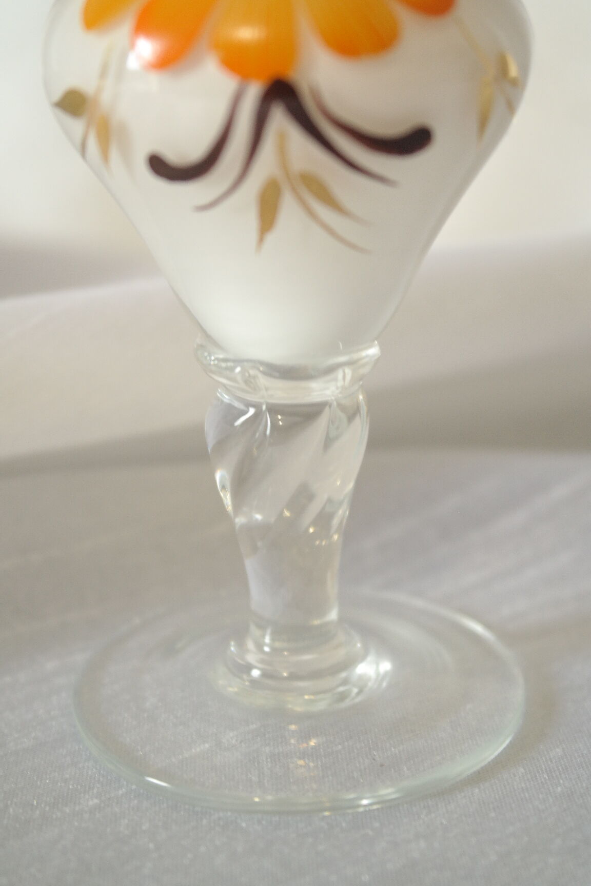Soliflore en opaline blanche fleuri vintage