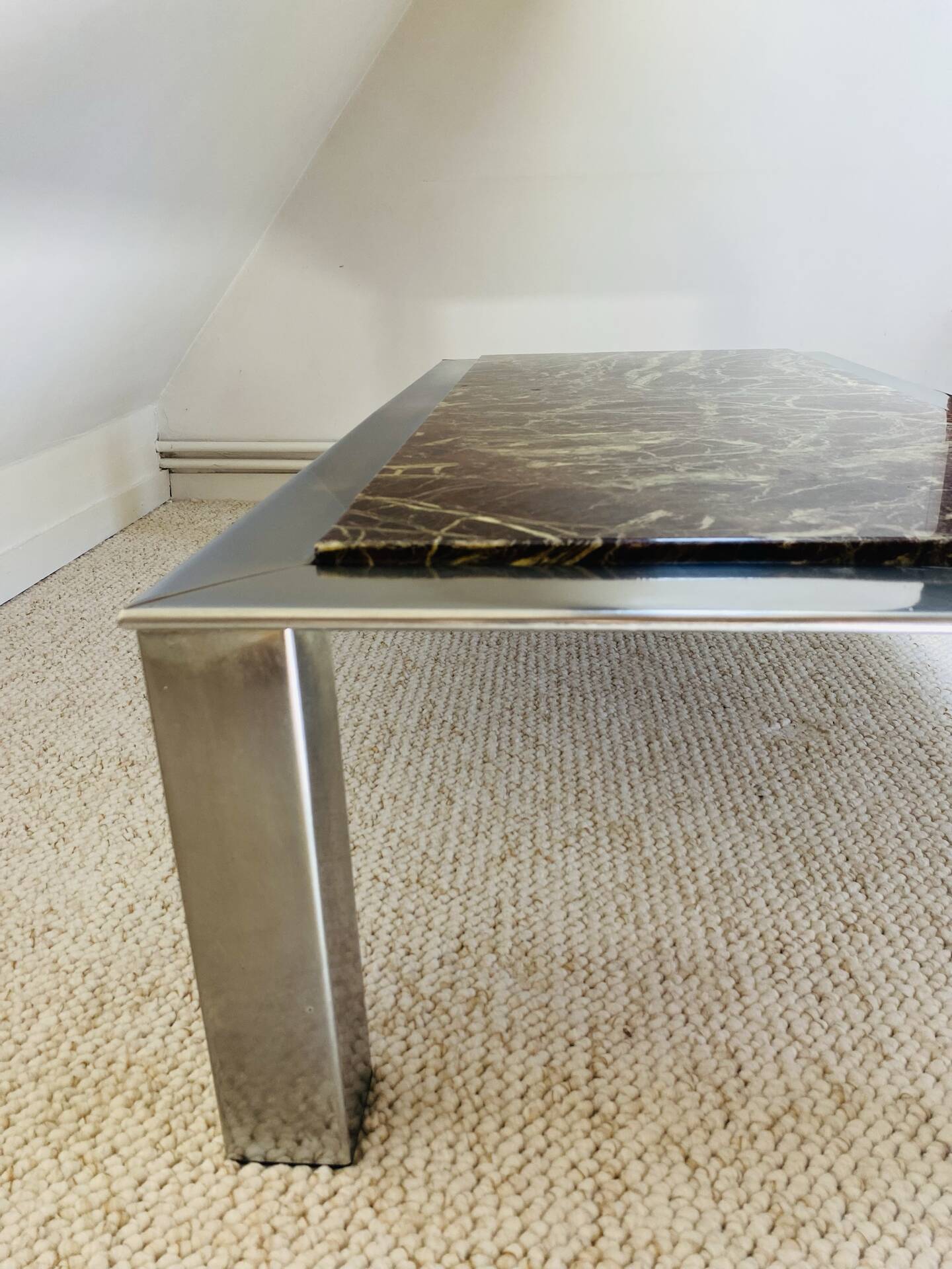 Table basse Roche Bobois en métal chromé et marbre