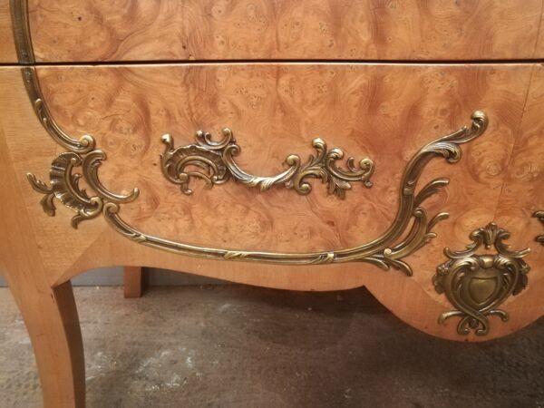 Commode galbée en loupe d'orme et bronze