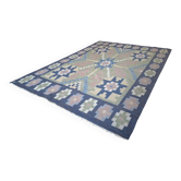 Tapis scandinave du milieu du siècle, tissé à plat en laine suédoise avec un design géométrique.