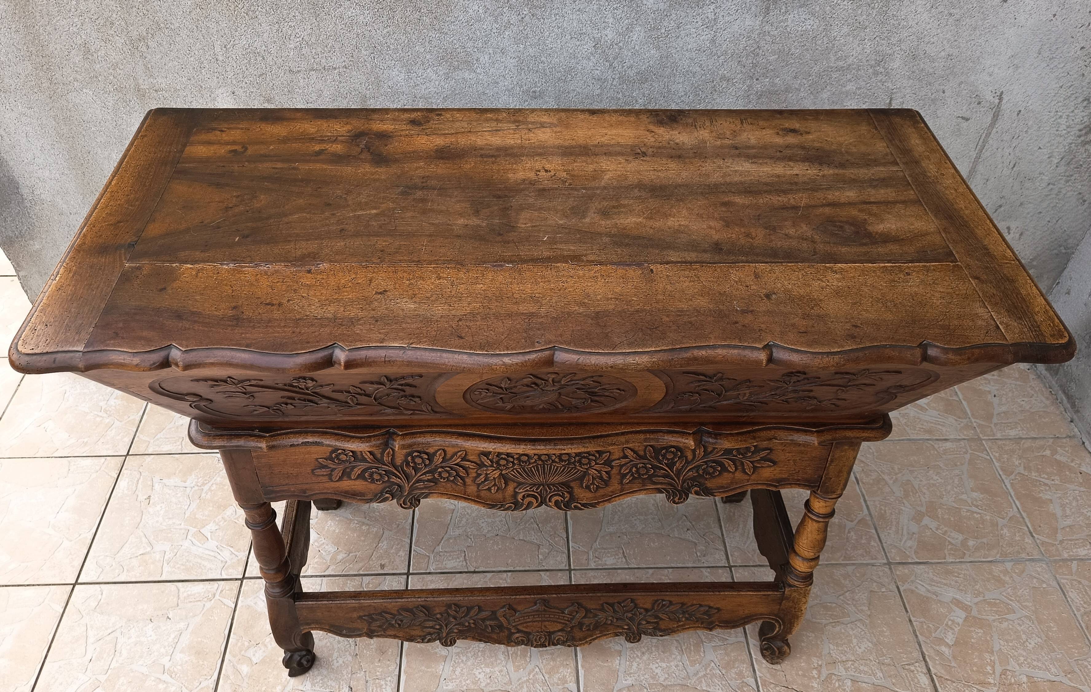 Provençal kneading trough in walnut from the 18th century.