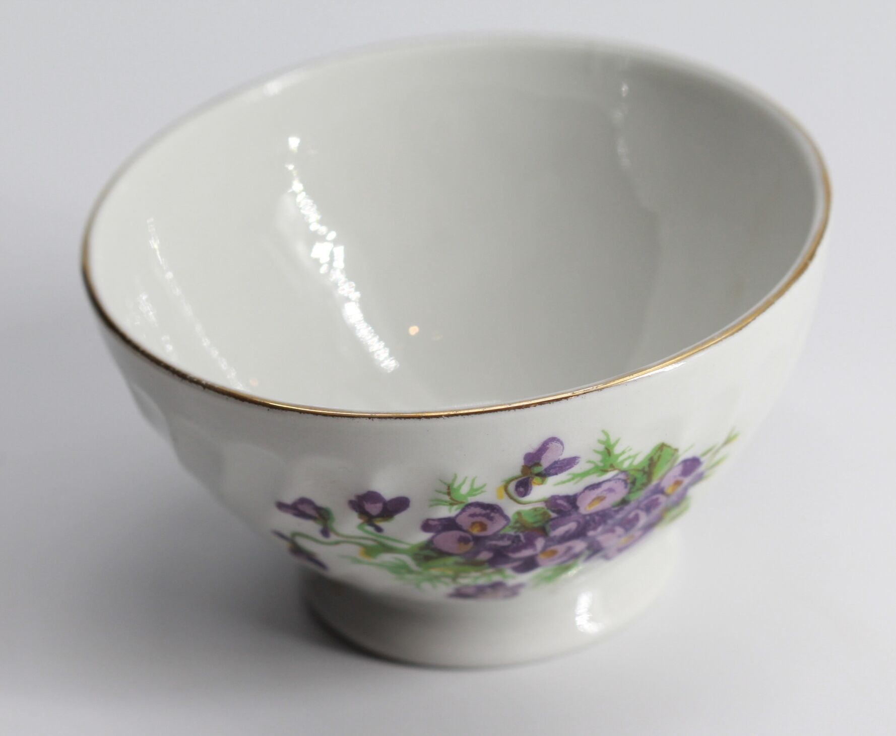 Set of 4 porcelain bowls with violets