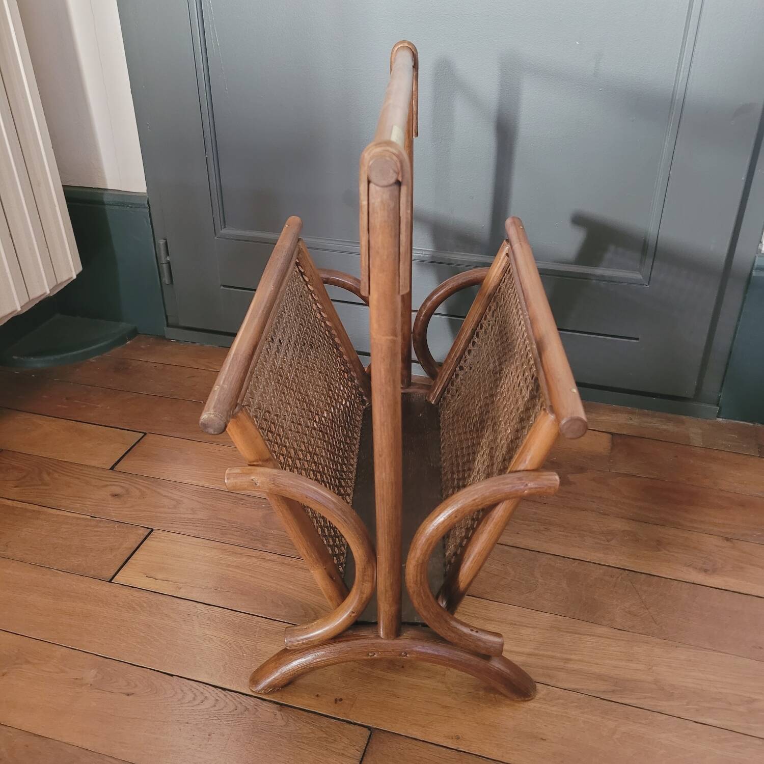 Porte-revues vintage en rotin et cannage – Années 60