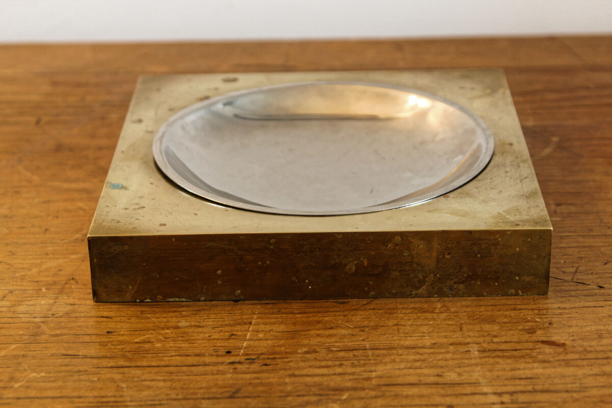 Picks up brass counter money