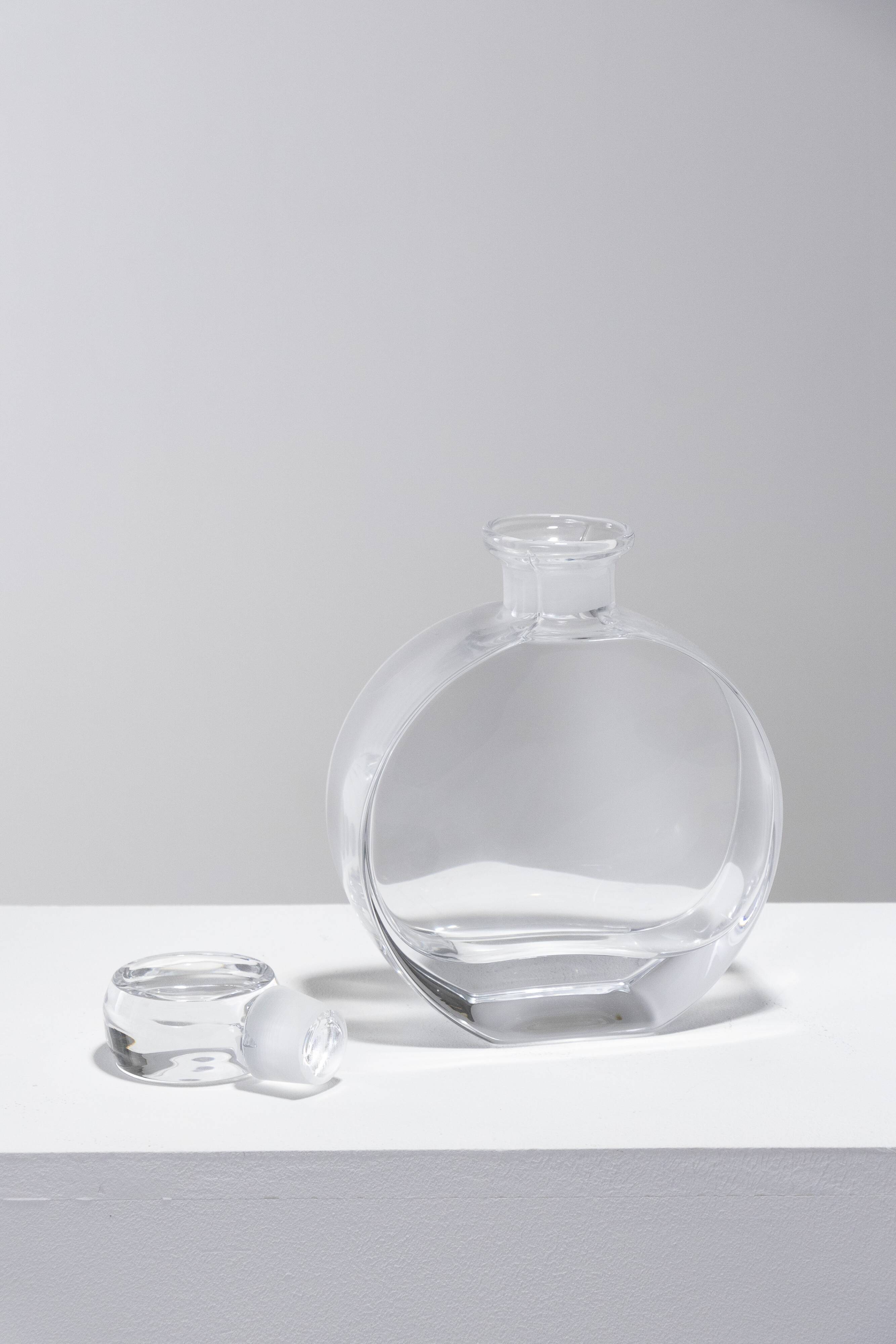 Flacon en verre moulé, 1940s