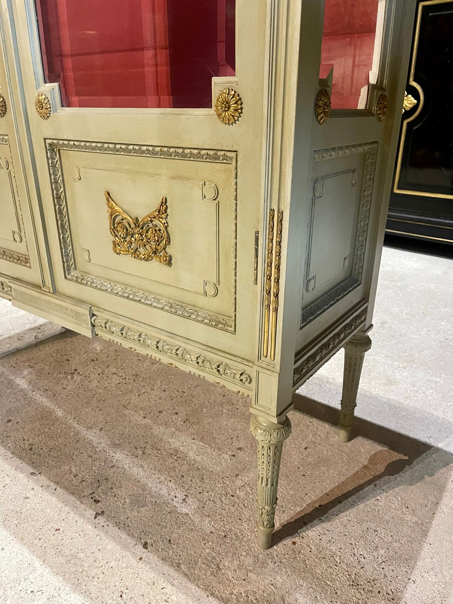 Vitrine de style louis xvi en bois rechampie et bronzes dorés d’époque napoléon iii