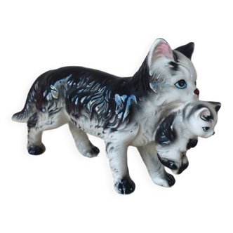 Figurine chat vintage en porcelaine blanche noire grise, tabby mère chat tenant son bébé