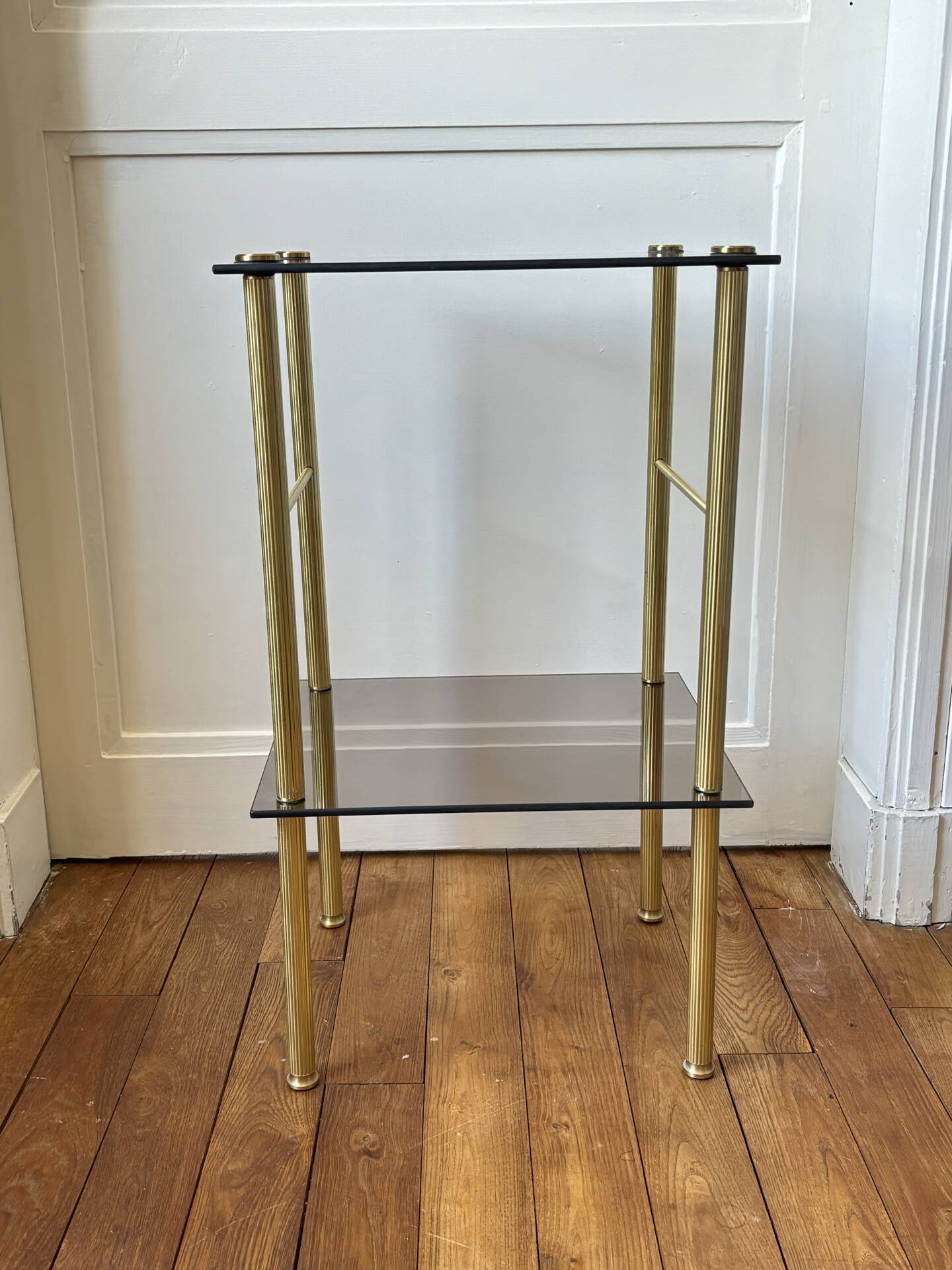 Tables d’appoint en verre et laiton