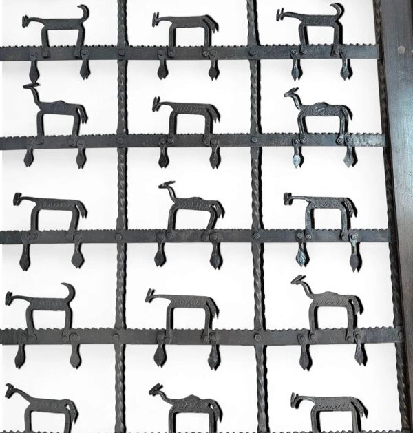 Table basse brutaliste française, fer forgé, berger avec chien et son troupeau, années 1970, plateau en verre transparent