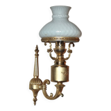 Wall lamp in brass and white opal.