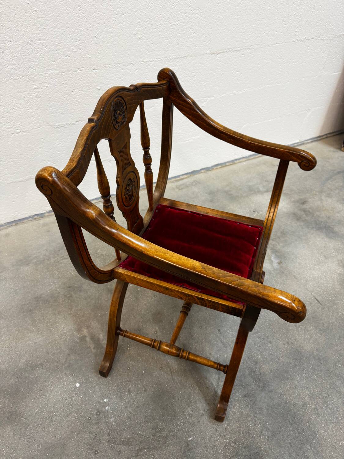 Dagobert armchair with red upholstery