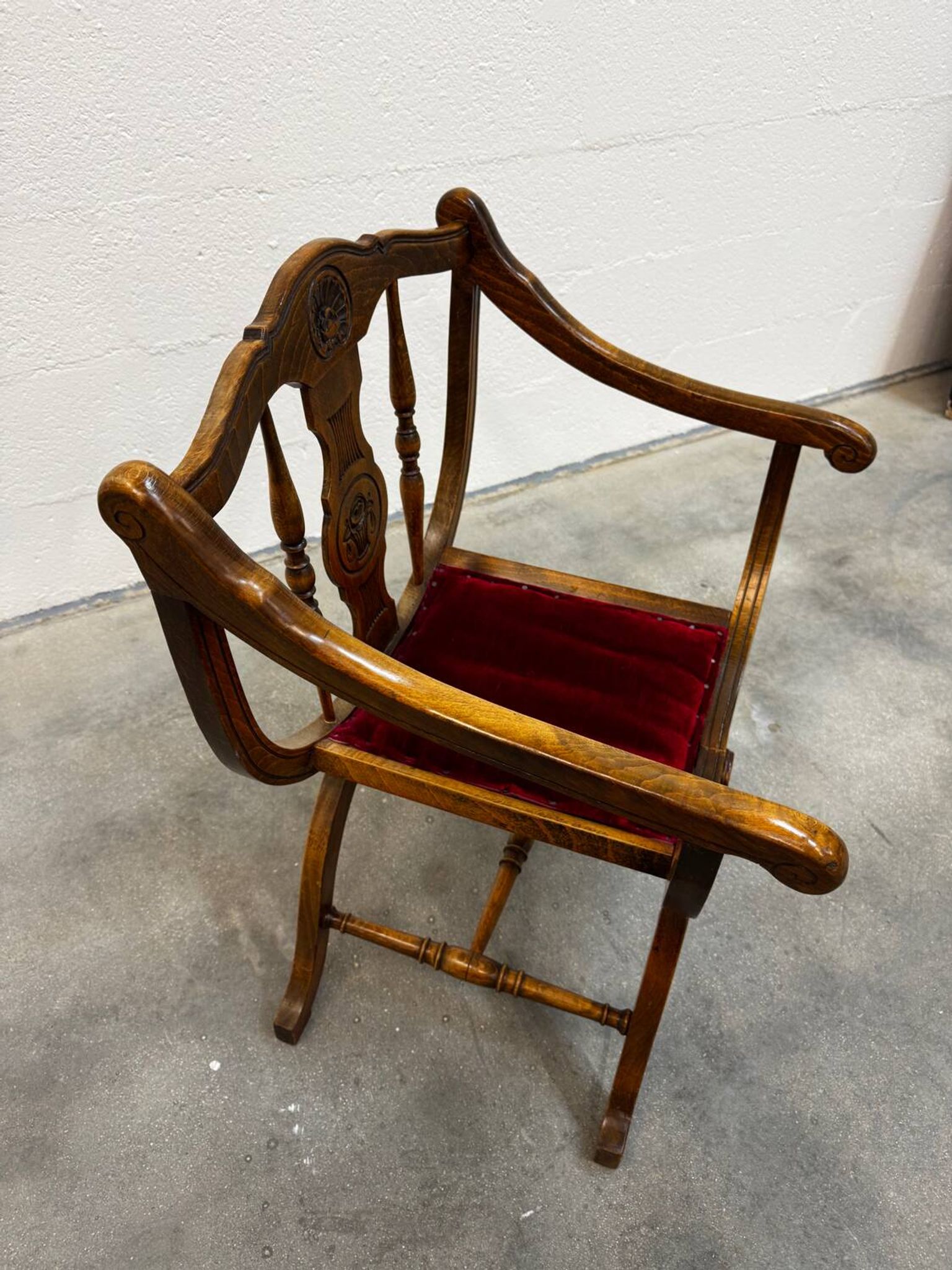 Dagobert armchair with red upholstery