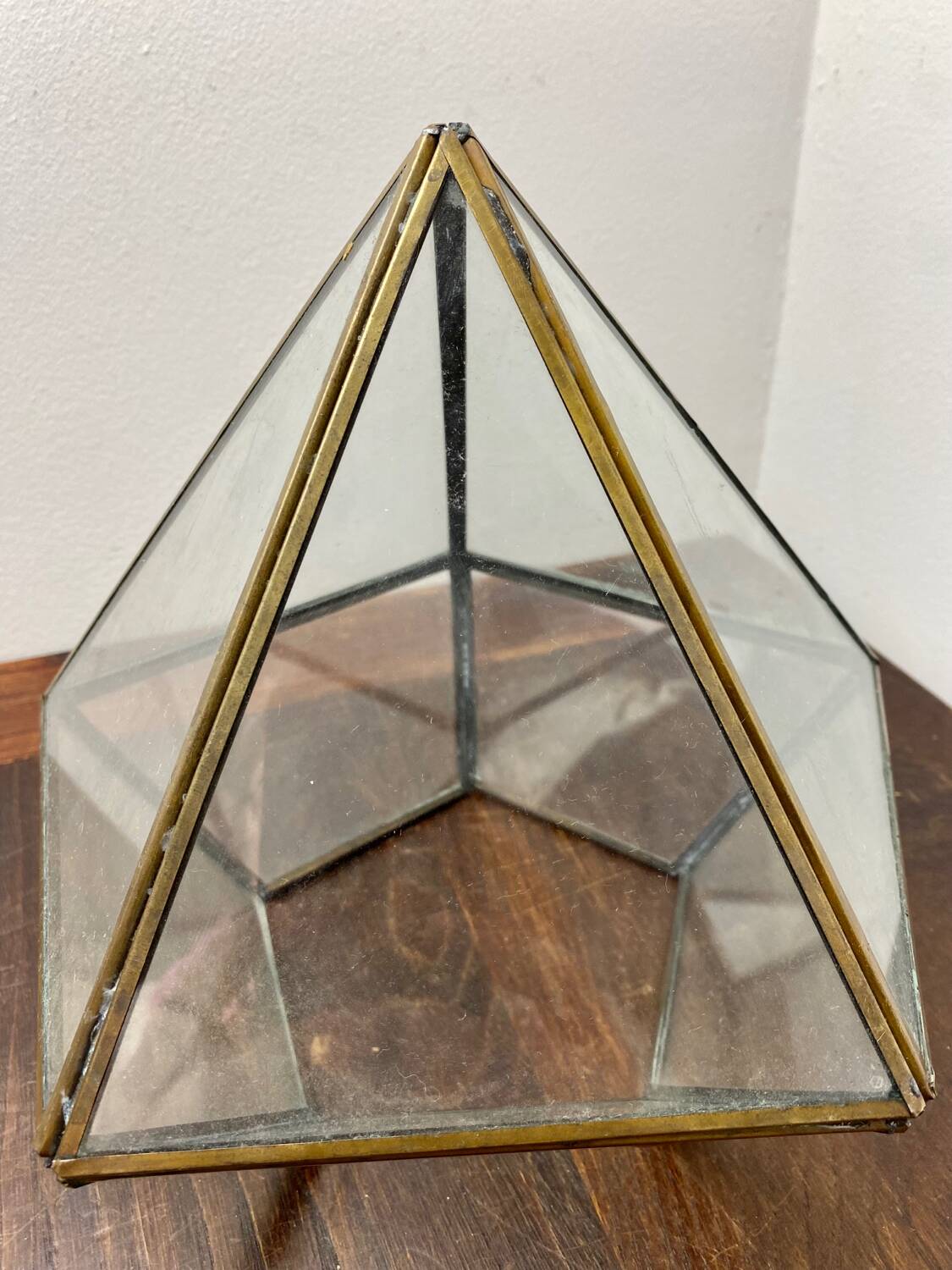 Vitrine pyramidale en laiton