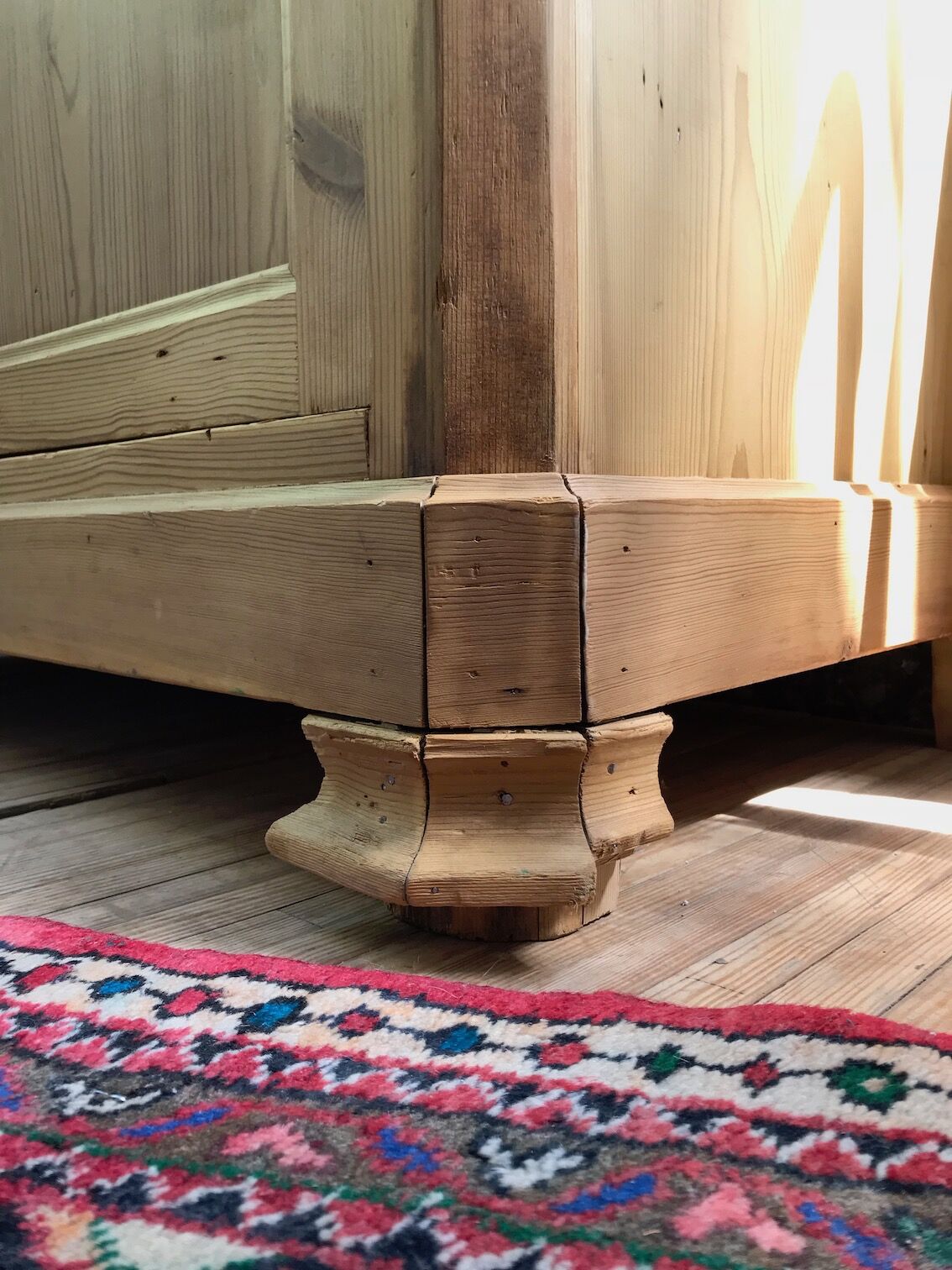 Buffet two bodies in raw pine