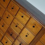 Grande apothicairerie / meuble d'école industrielle néerlandaise en hêtre, milieu du 20e siècle