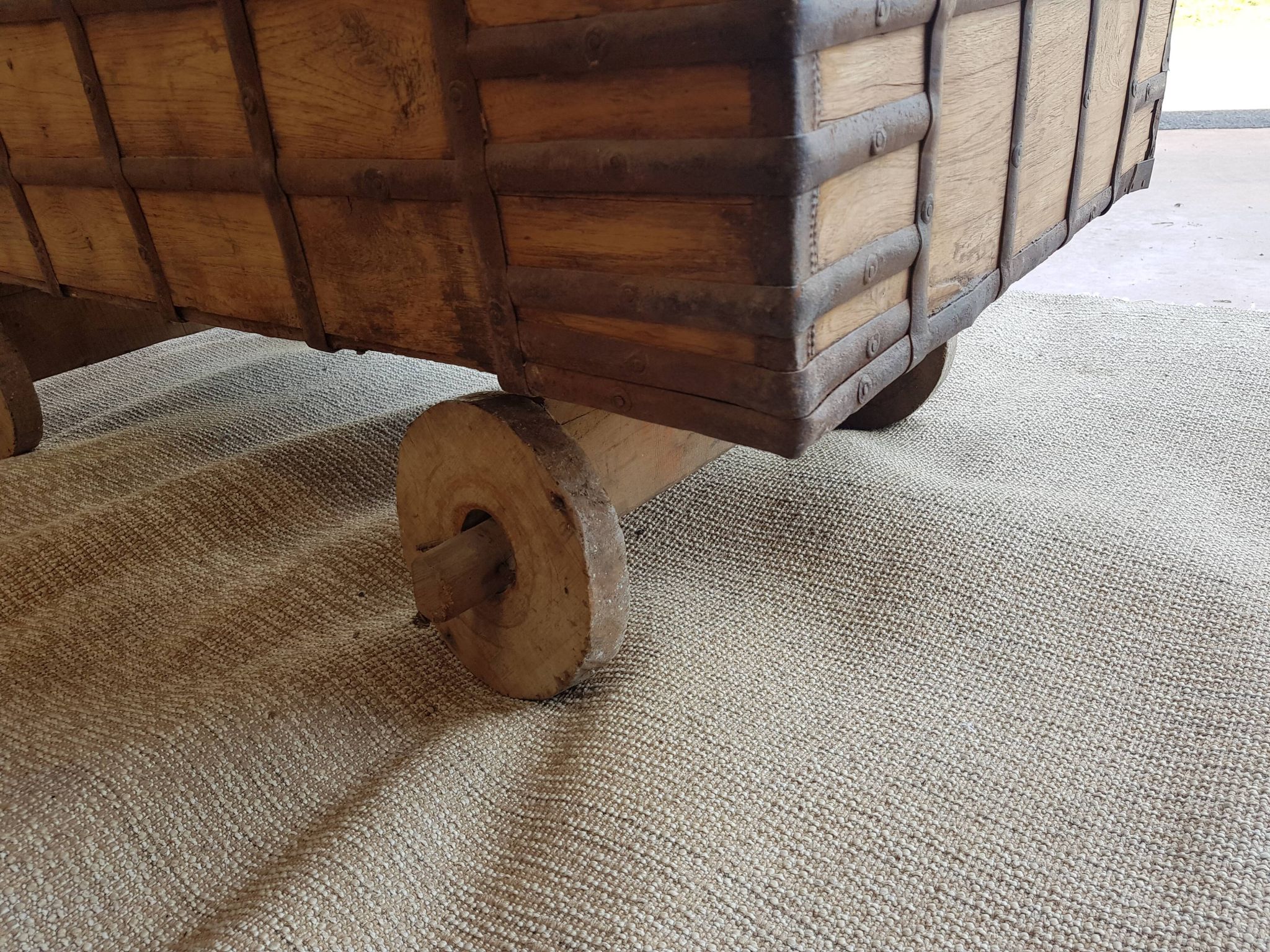 Coffre ancien indien vintage  sur roues en bois début 20eme s