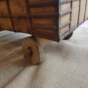 Coffre ancien indien vintage  sur roues en bois début 20eme s