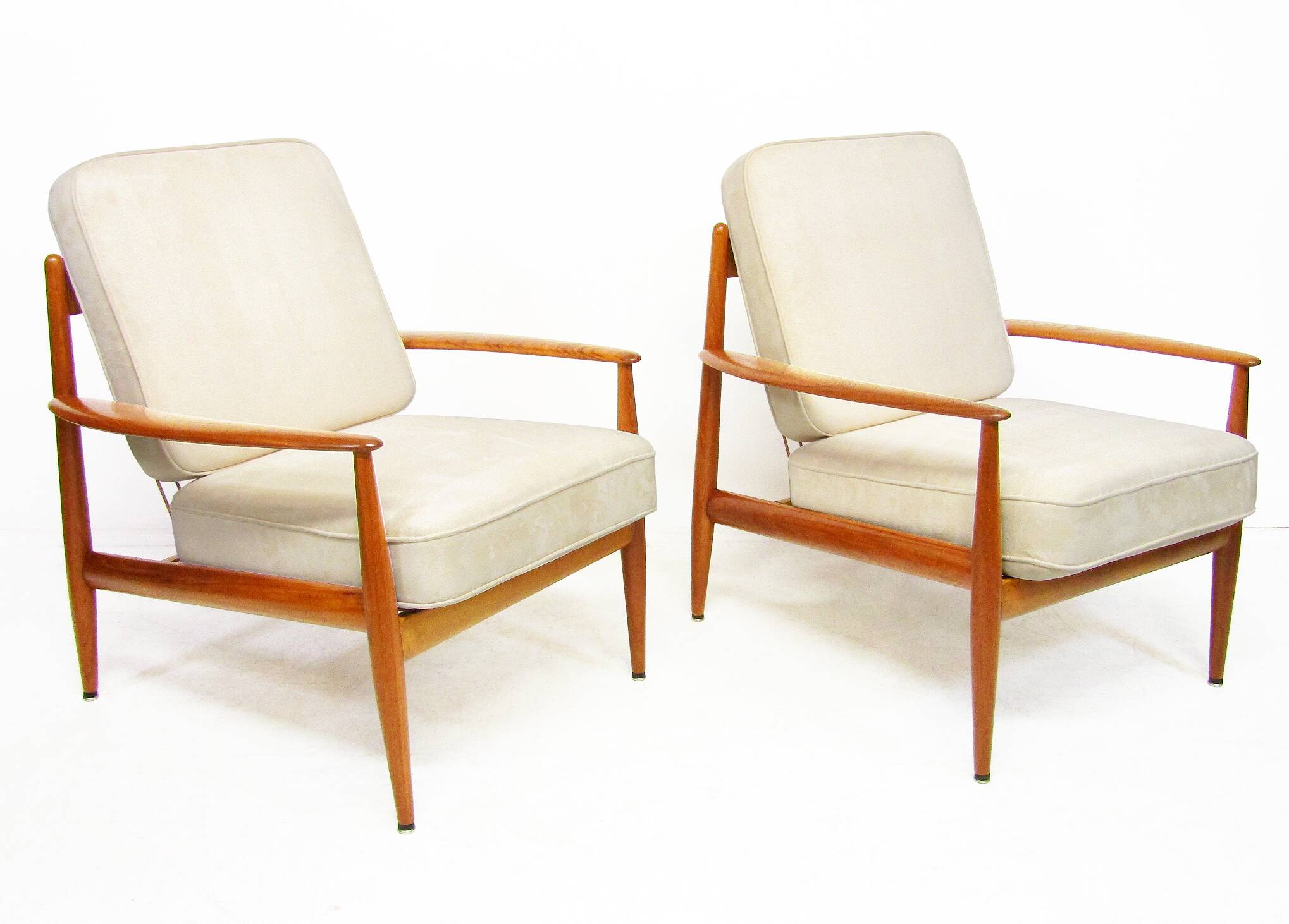 Two "118" Lounge Chairs by Grete Jalk