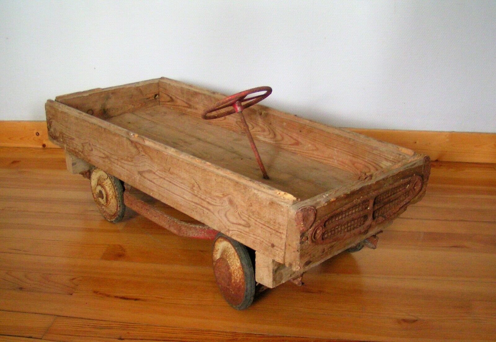 Old pedal car soap box in wood and metal 50s