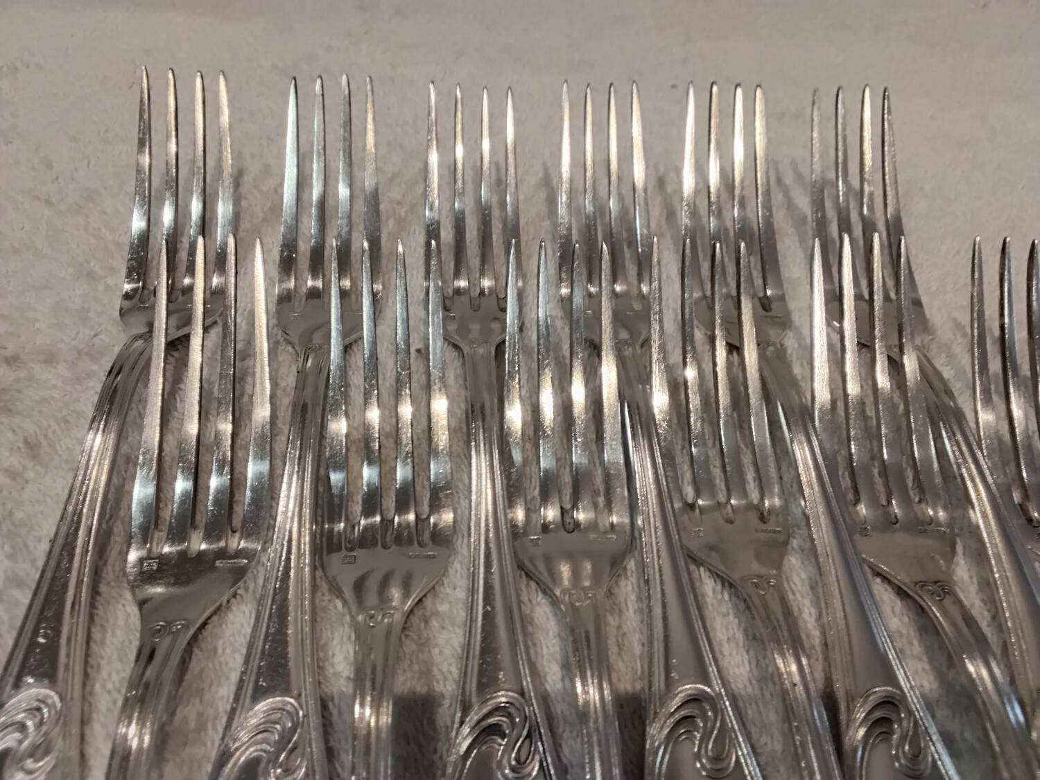 12 silver-plated metal table forks by Ercuis silversmiths, Mousseline pattern