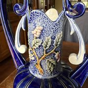 Vase amphore Art Nouveau en faïence émaillée (style barbotine)