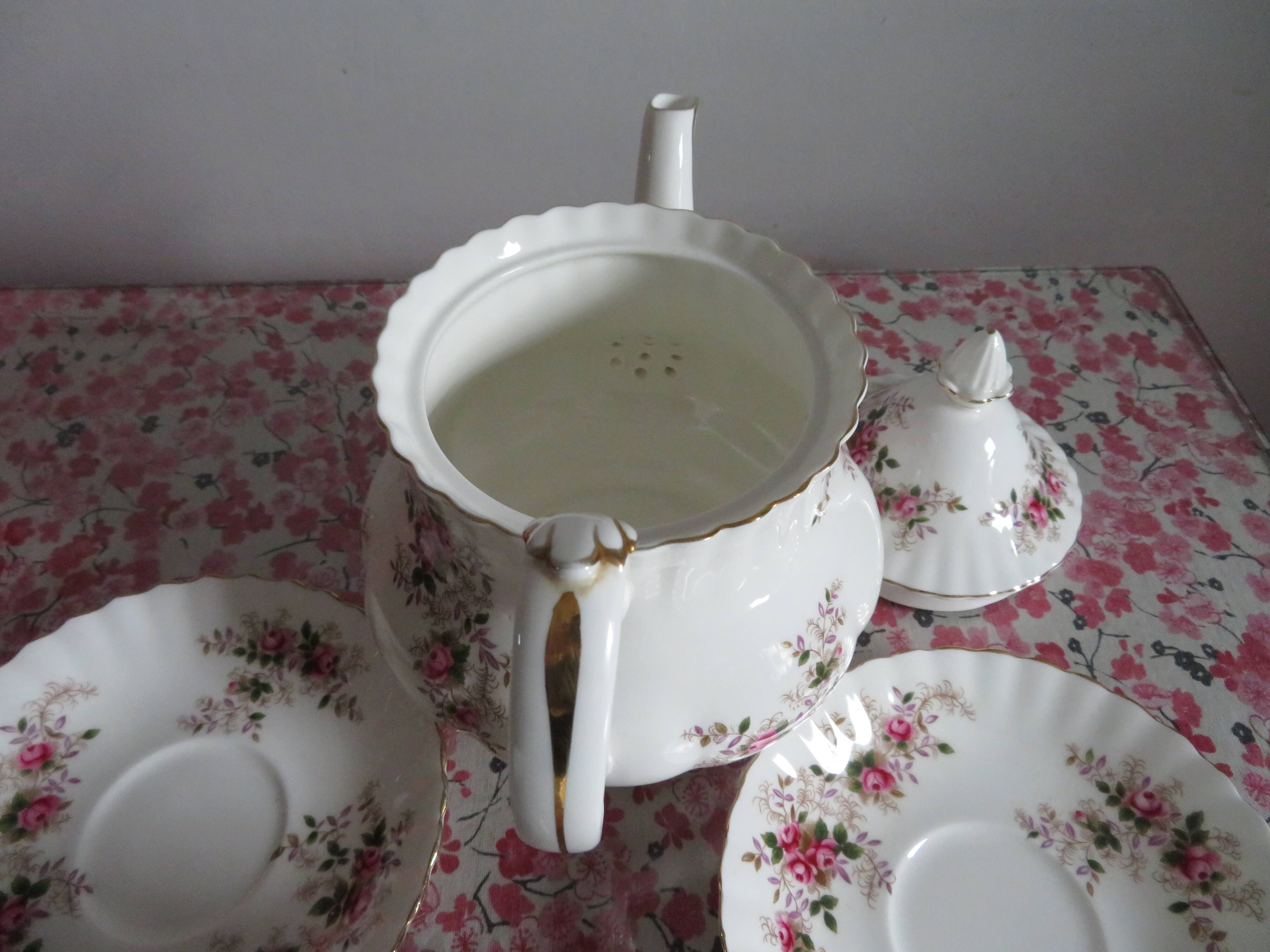 Teapot and its 2 cups and saucers Royal Albert Porcelaine "Lavender Rose"