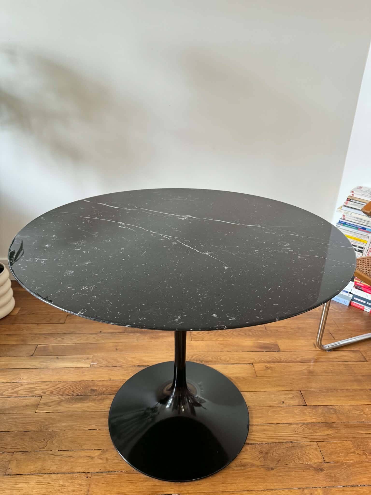 Table noire Tulipe Saarinen Knoll 90cm en marbre