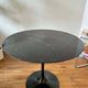 Table noire Tulipe Saarinen Knoll 90cm en marbre
