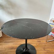 Table noire Tulipe Saarinen Knoll 90cm en marbre