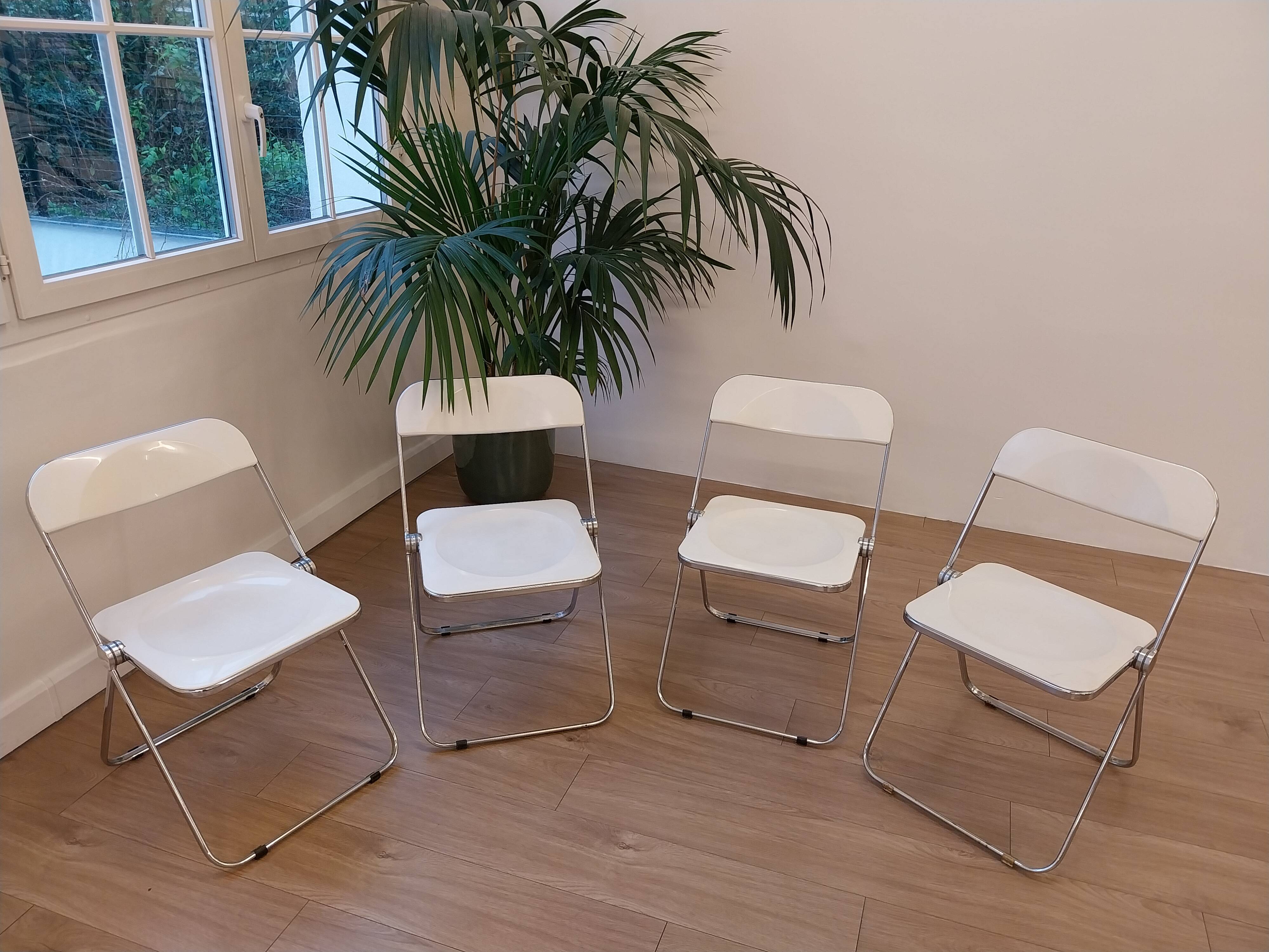 Italian vintage lot design – Four white Plia chairs – Anonima Castelli