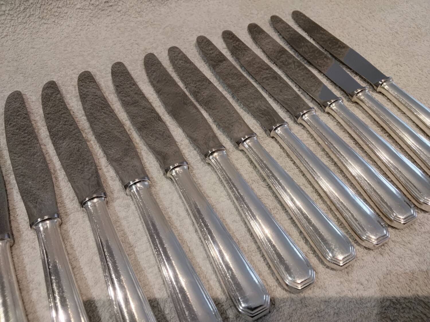 12 silver-plated table knives by Christofle America, 24.5cm