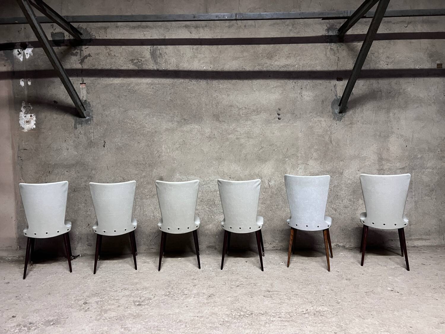 Serie de 6 chaises Baumann modèle Essor en simili cuir blanc