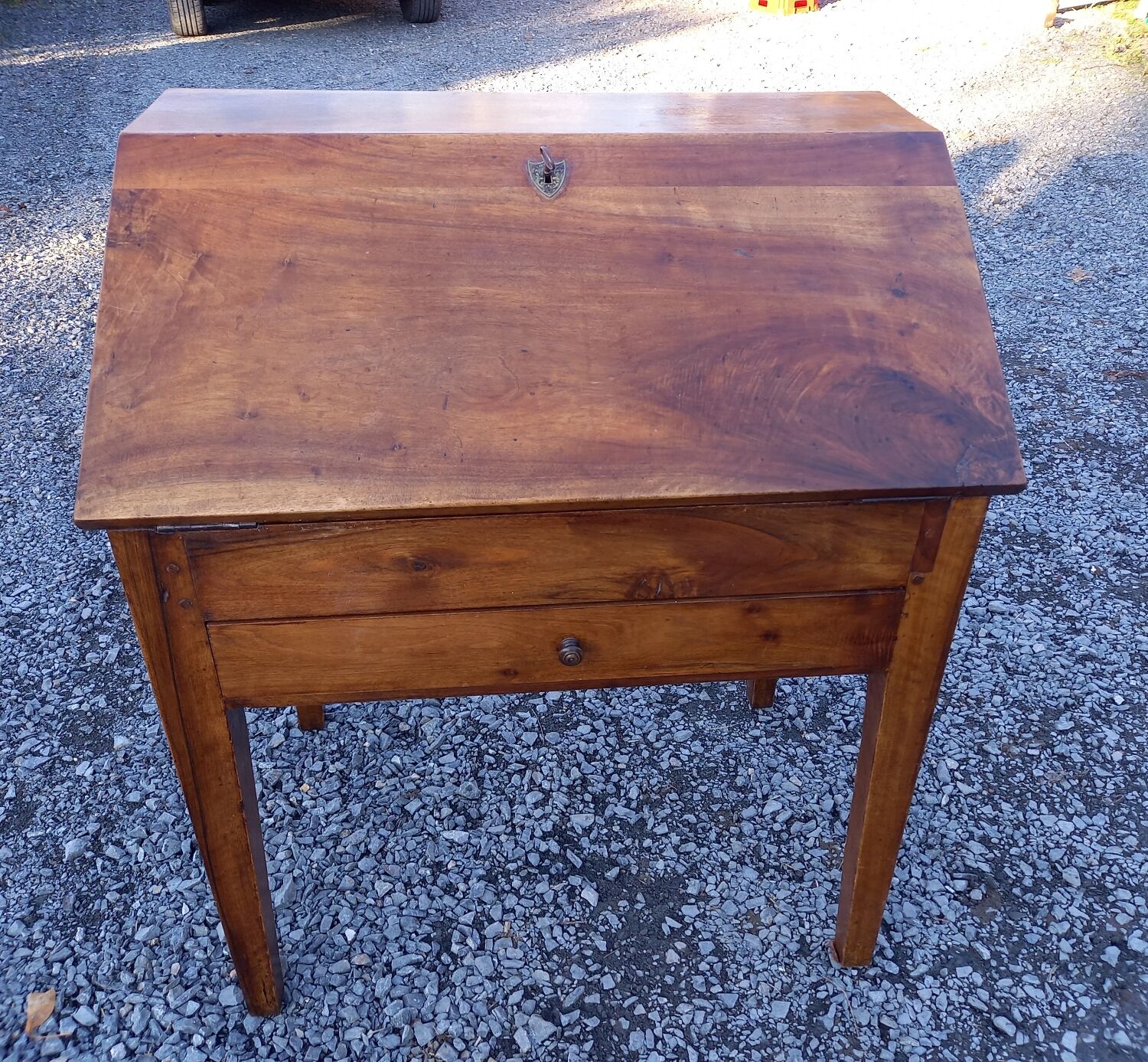 Speed bump desk Louis XVI