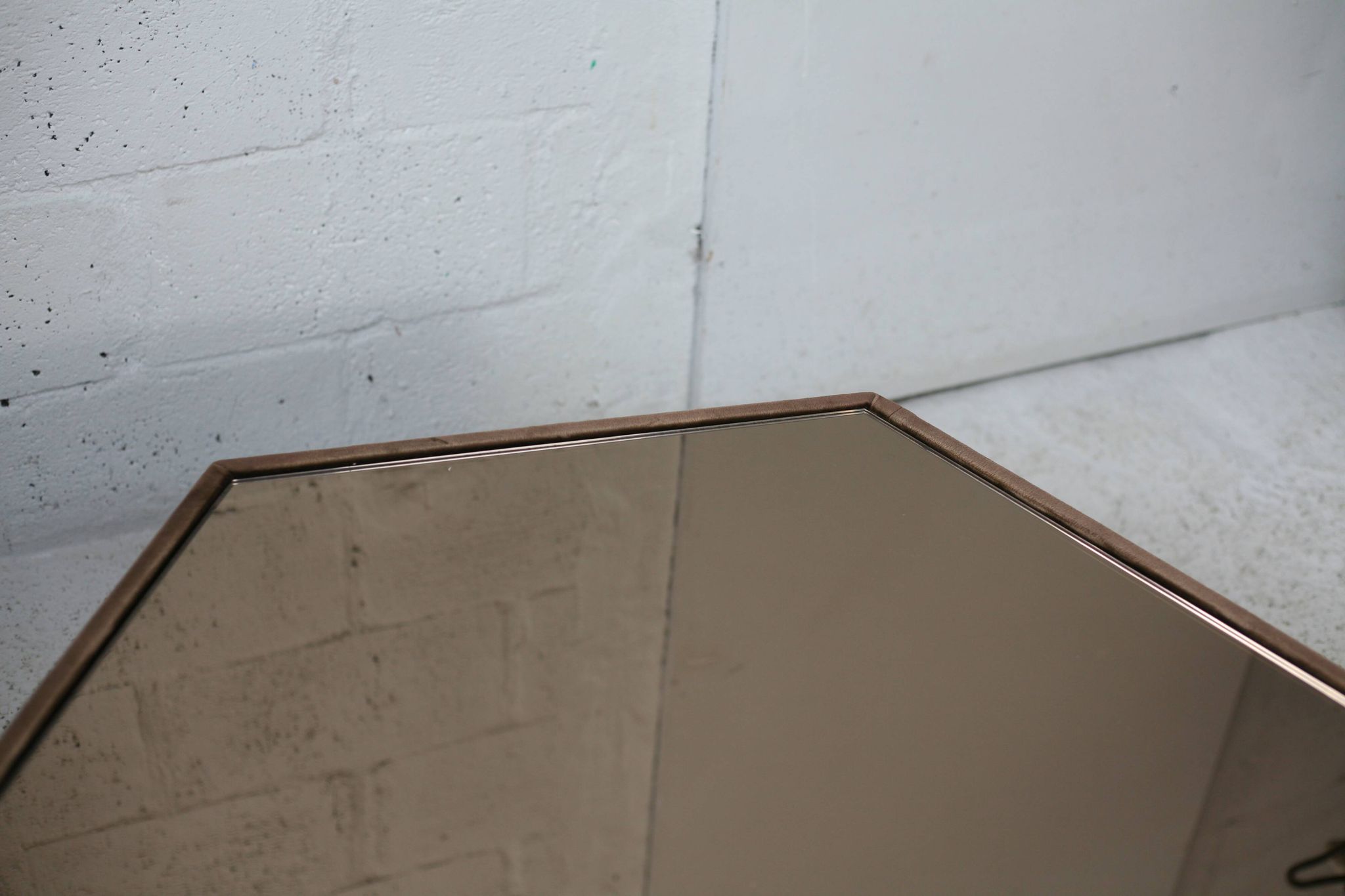Table space age, hexagonale. Bois, velours et miroir fumé. Circa 1970