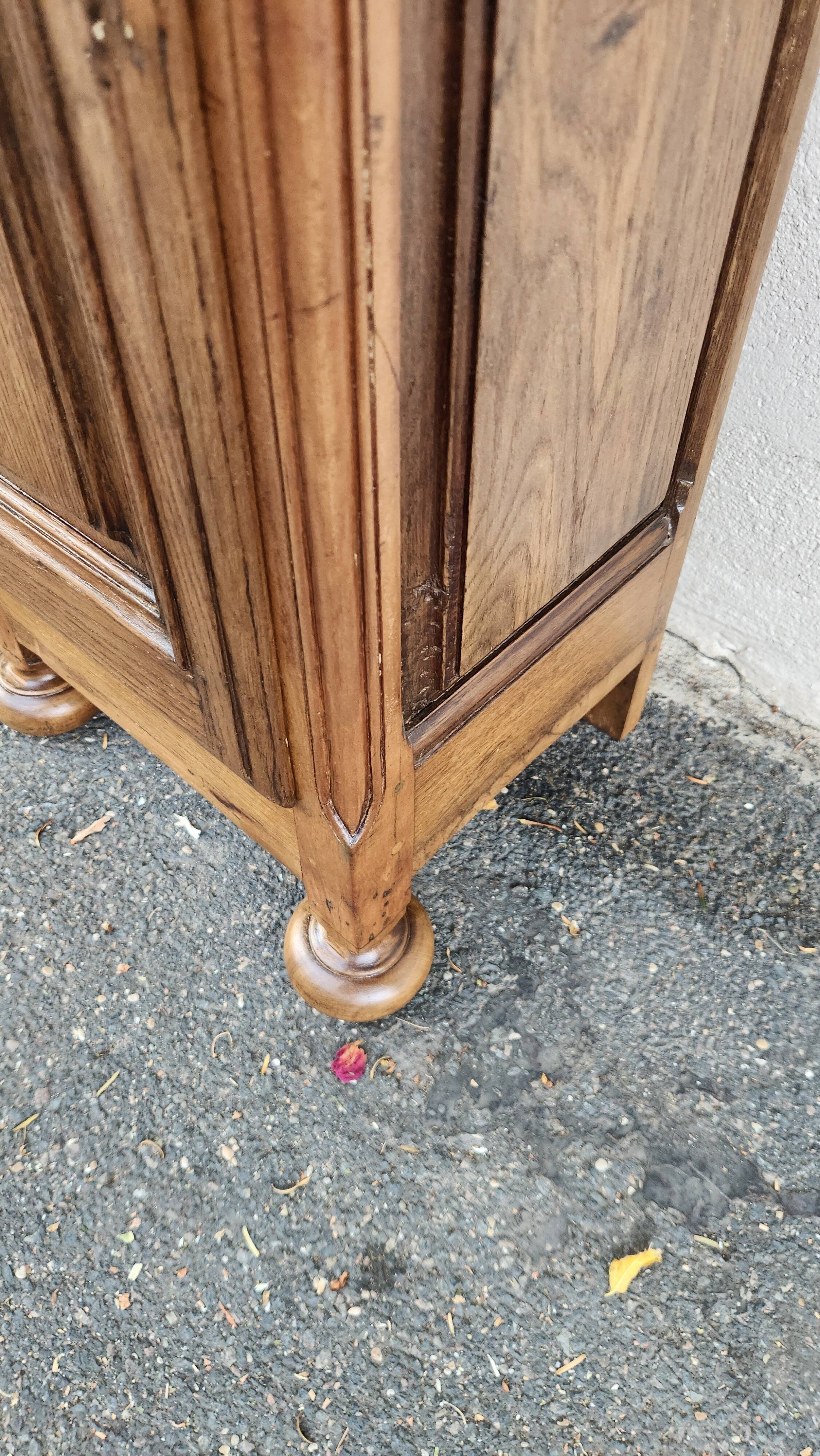 Charming column / pedestal in solid oak