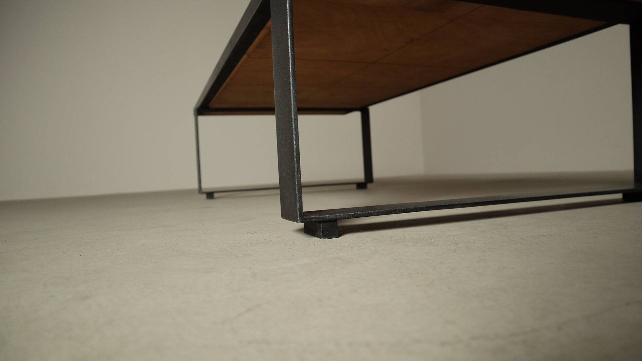 Table basse postmoderne par Pia Manu, Belgique