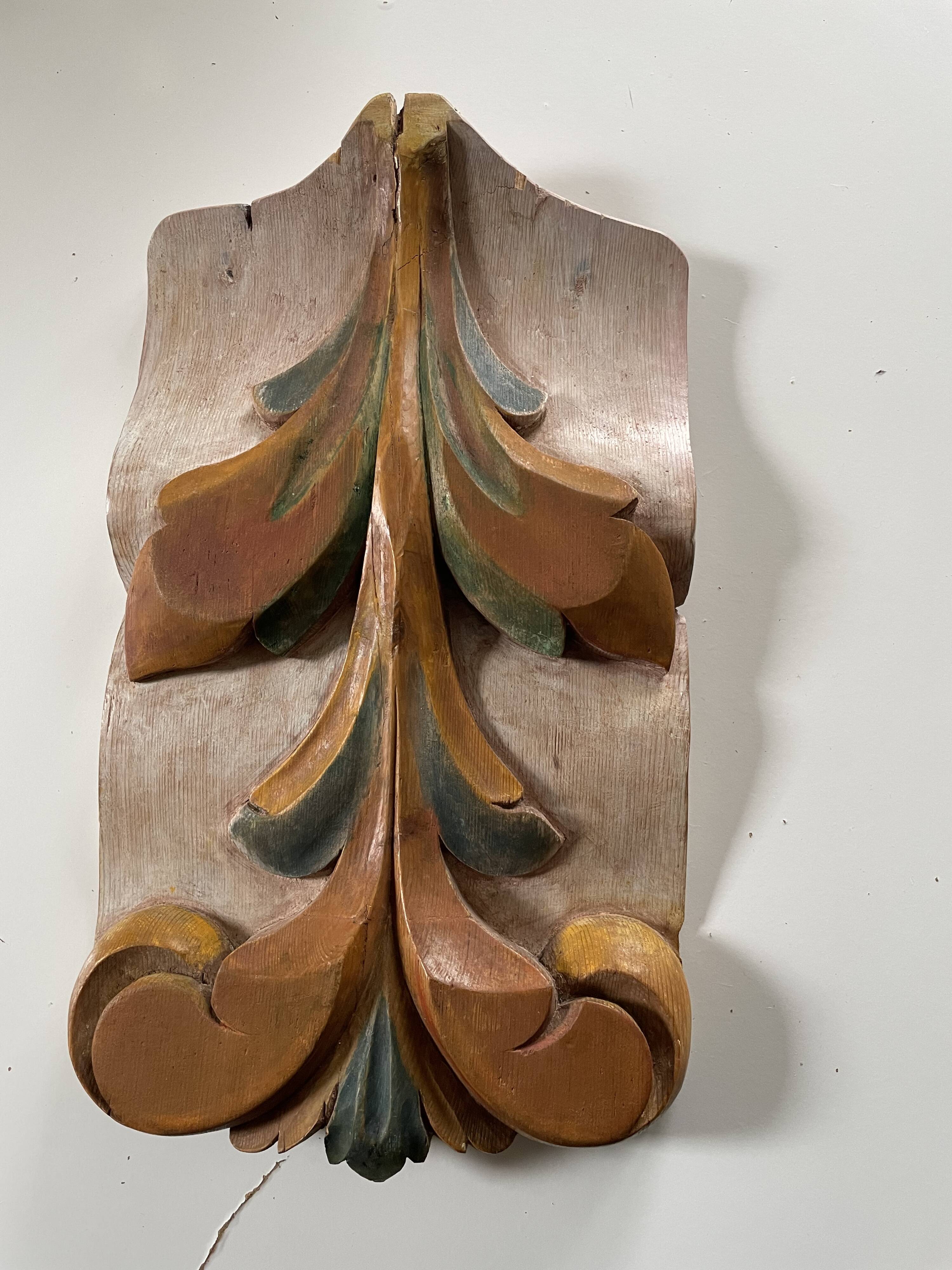 Panneau ancien en bois sculpté au décor de feuillage