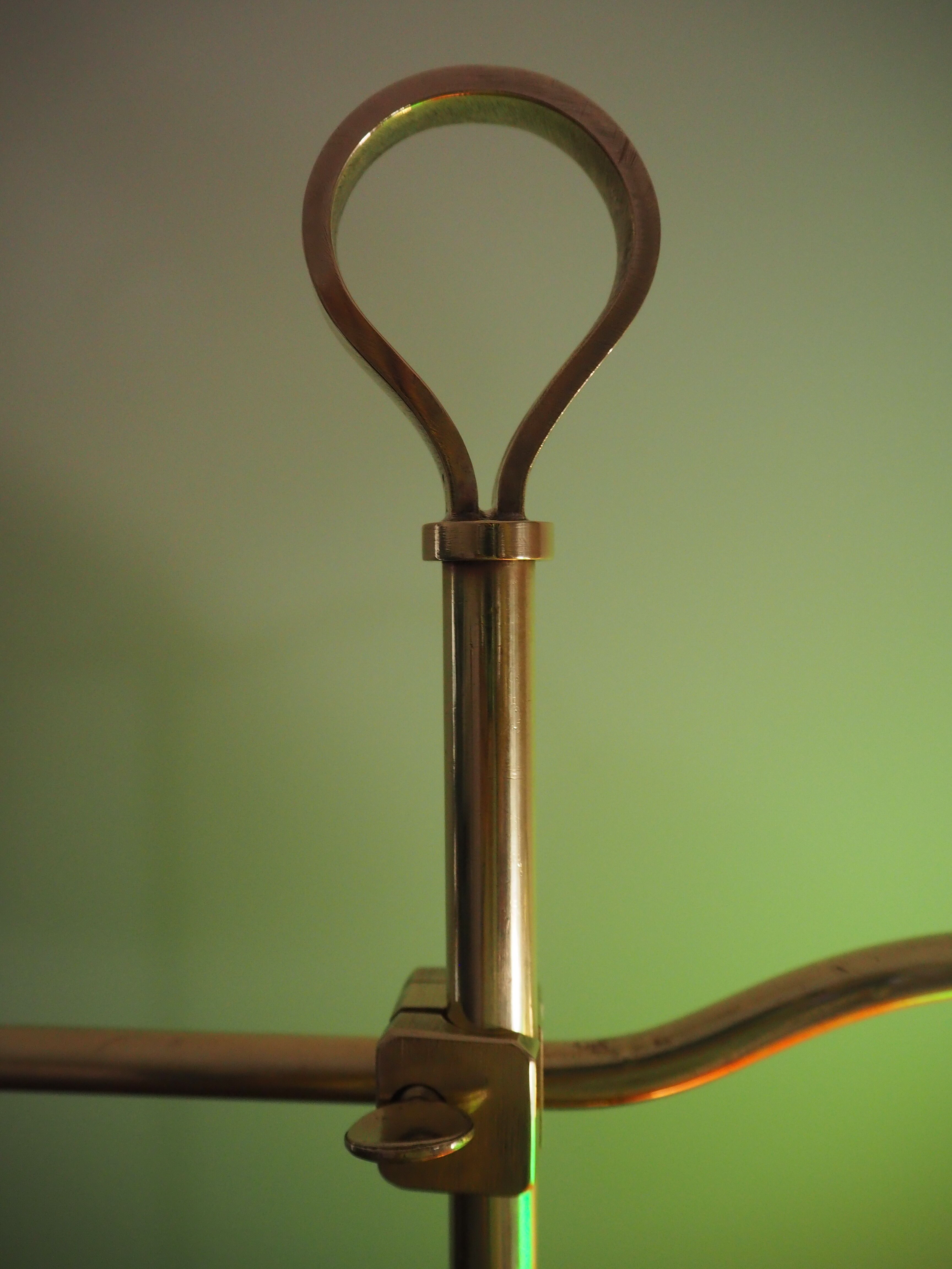Desk lamp in brass with a swan neck and green opaline glass.